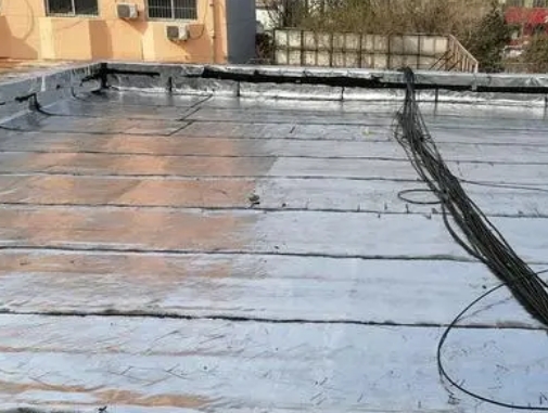 丰南卫生间漏水维修公司分享下丰南屋面楼顶防水刚性防水层施工要点。